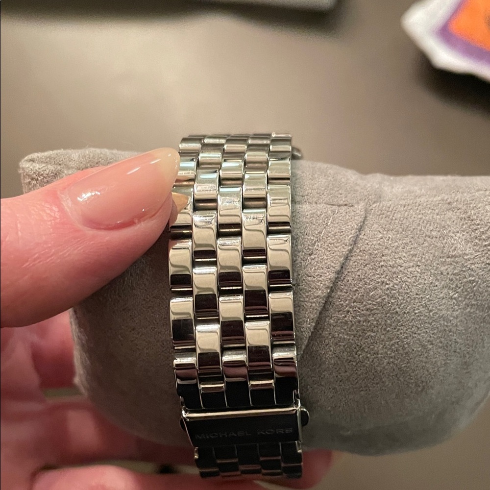 Michael Kors MK 3118 Silver Watch - Picture 5 of 11